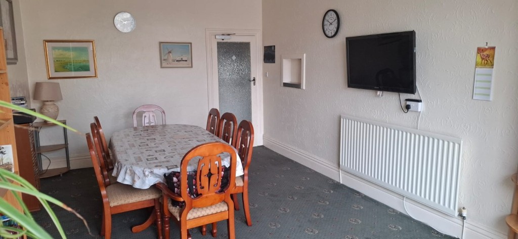 Lot: 32 - FORMER GUEST HOUSE WITH POTENTIAL - Dining room